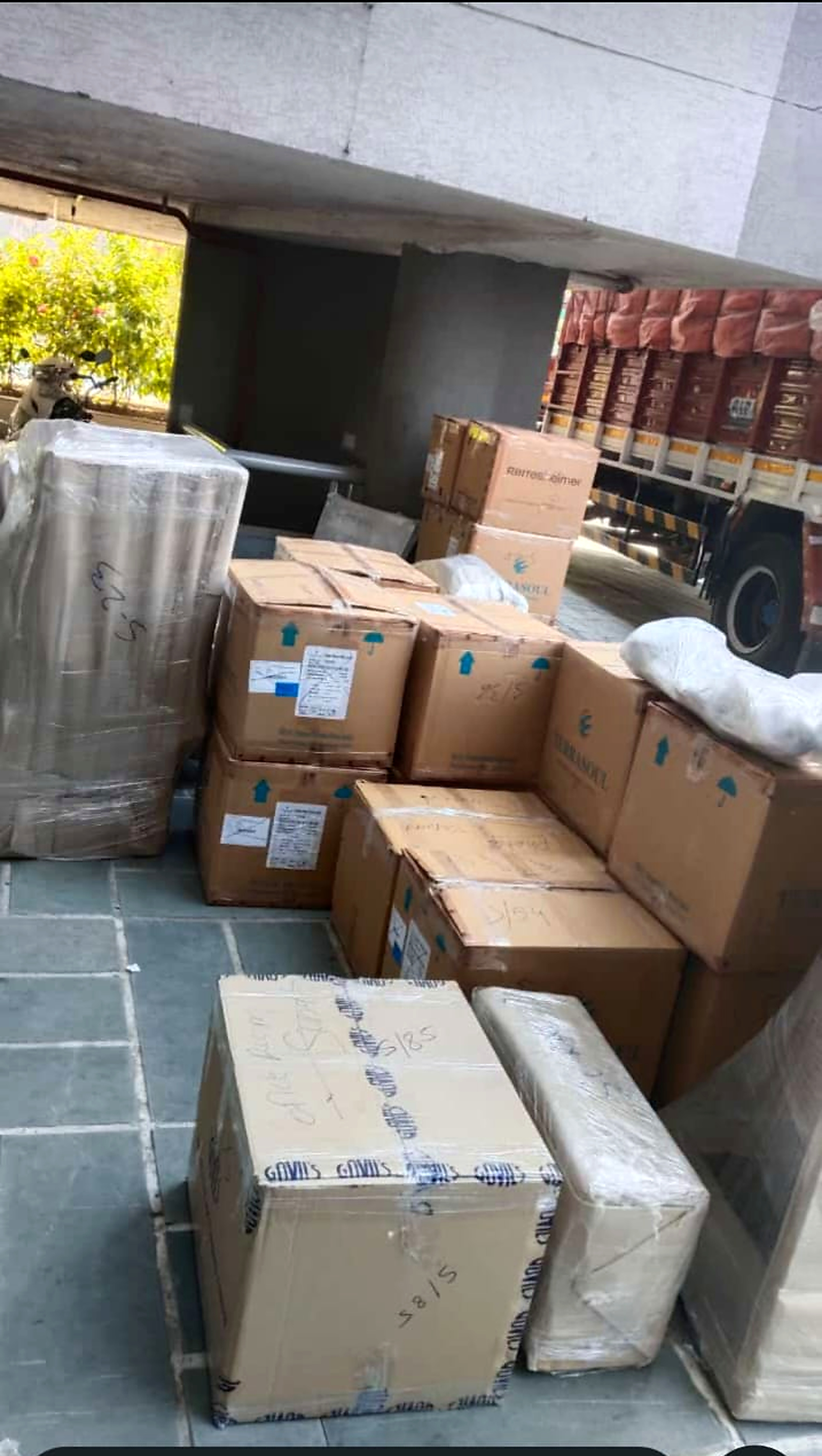 Moving Boxes and Packed Goods